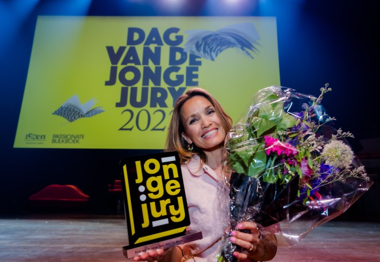 Cis Meijer wint de Prijs van de Jonge Jury 2023 voor haar boek Game On tijdens de Dag van de Jonge Jury in TivoliVredenburg in Utrecht op 7 juni 2023