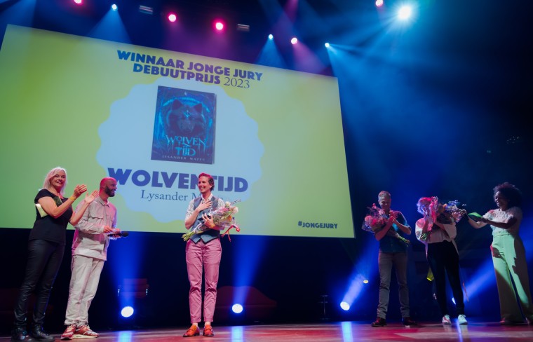 Lysander Mazee wint de Jonge Jury Debuutprijs 2023 voor zijn boek Wolventijd tijdens de Dag van de Jonge Jury in TivoliVredenbrug te Utrecht op 7 juni 2023